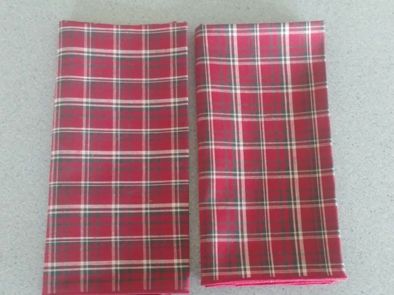 Longaberger set of 2 fabric Napkins in Holiday Plaid Tidings Plaid 17"X17"