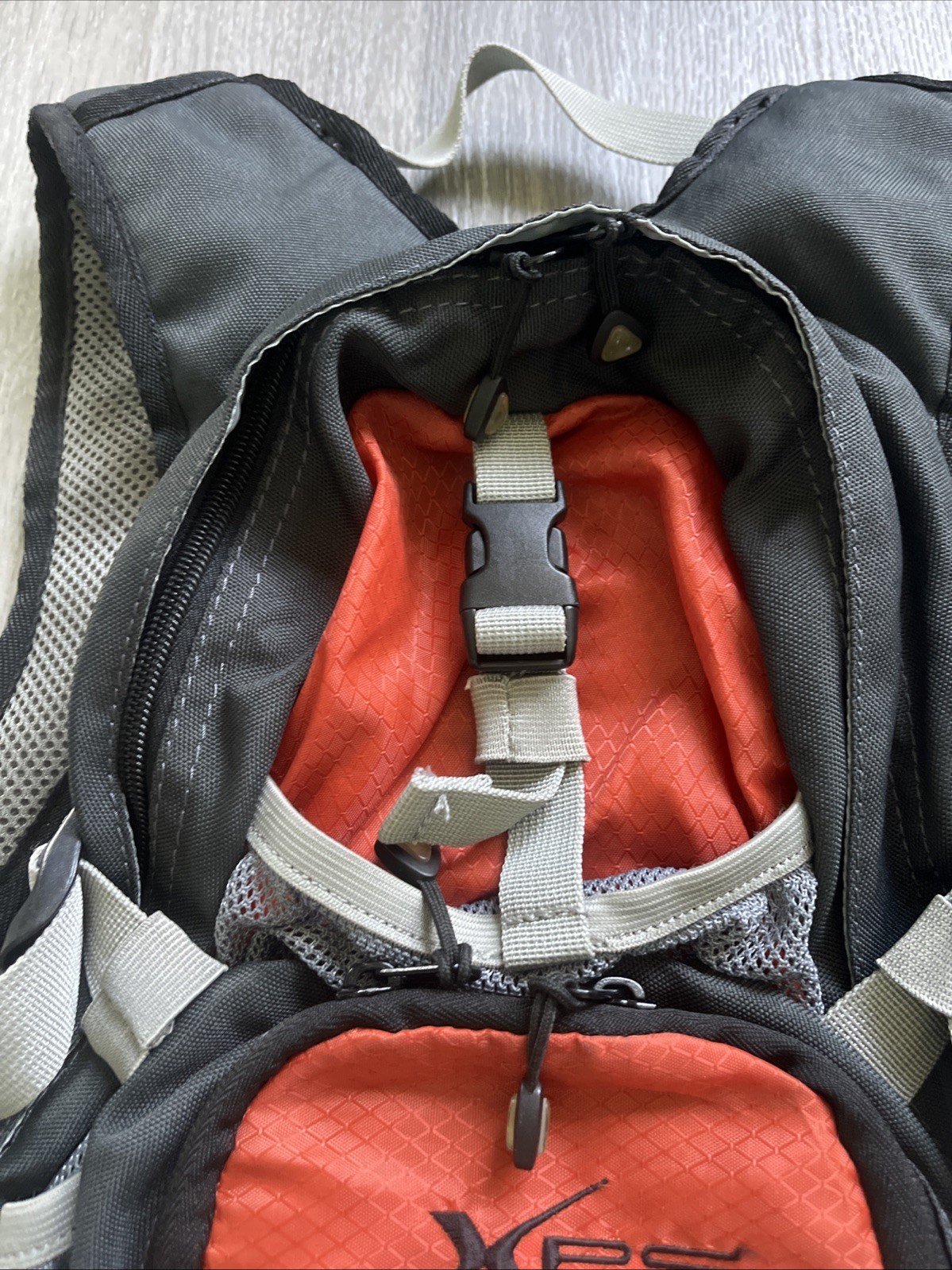 Bass Pro Shops XPS 2 L 68 Oz Rip-Stop Hydration Backpack + Bladder ORANGE BLACK
