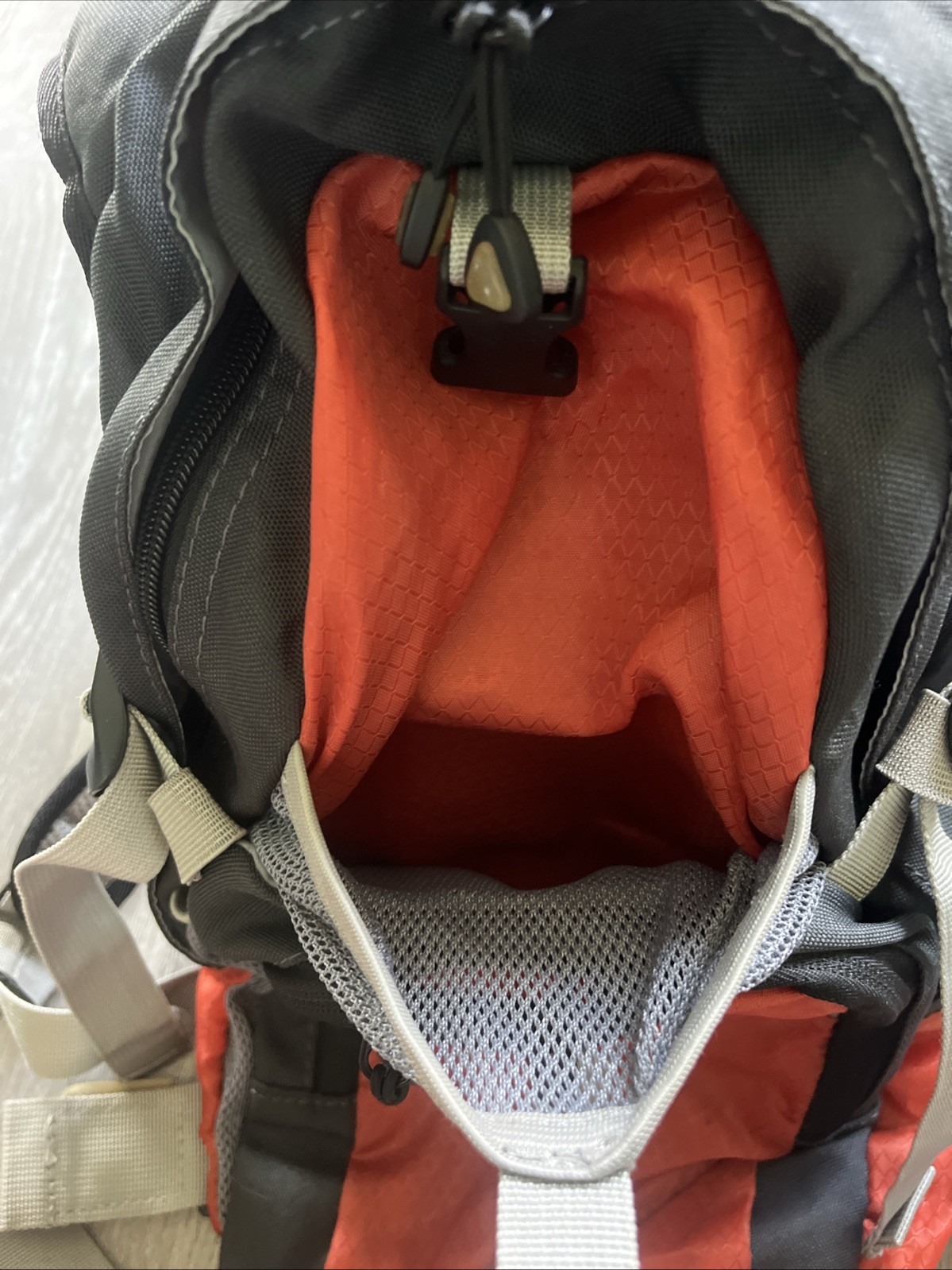 Bass Pro Shops XPS 2 L 68 Oz Rip-Stop Hydration Backpack + Bladder ORANGE BLACK