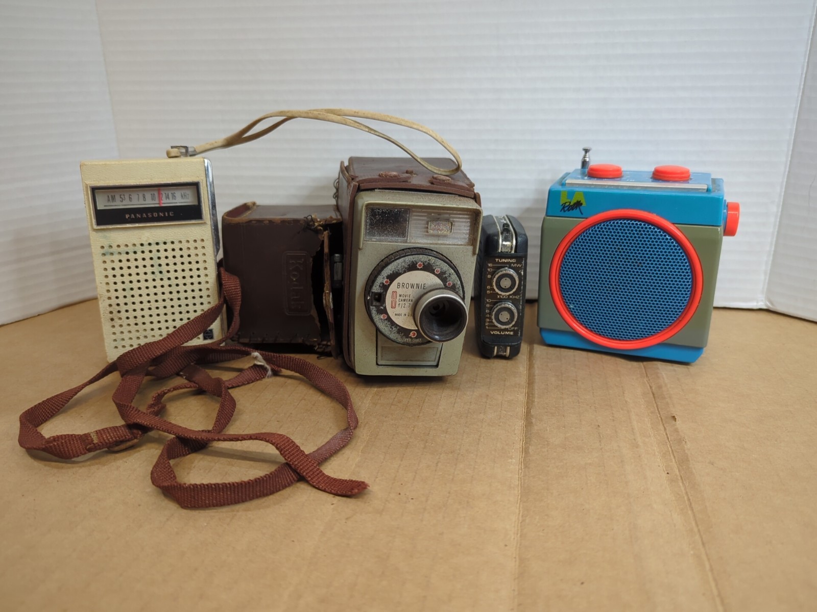 LOT OF VINTAGE ELECTRONICS RADIOS MOVIE CAMERA PARTS OR REPAIR ER01