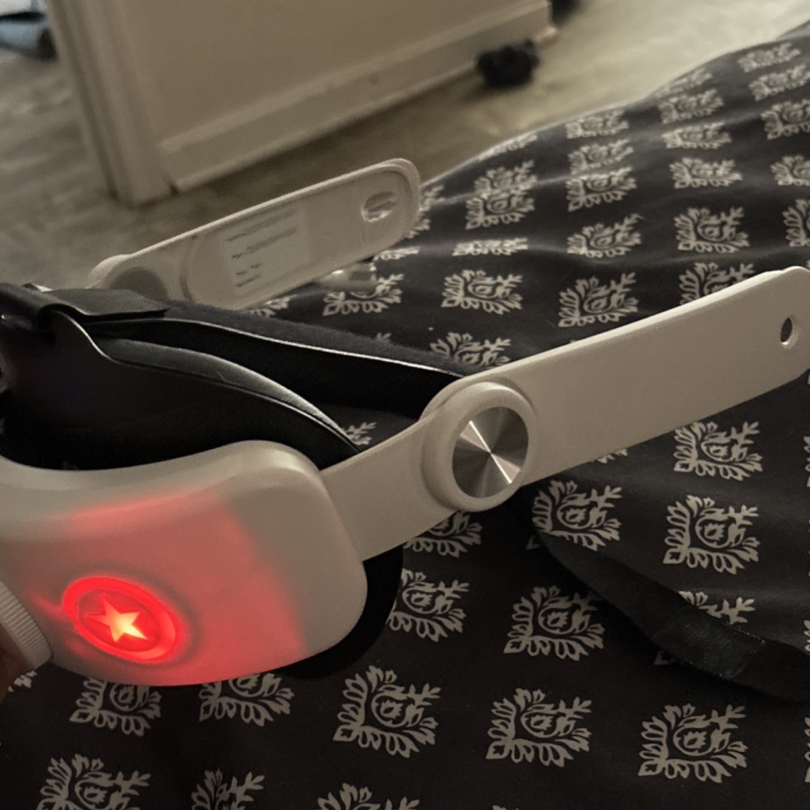 Meta Quest 2 Standalone VR Headset White Plastic Construction Model Quest 2