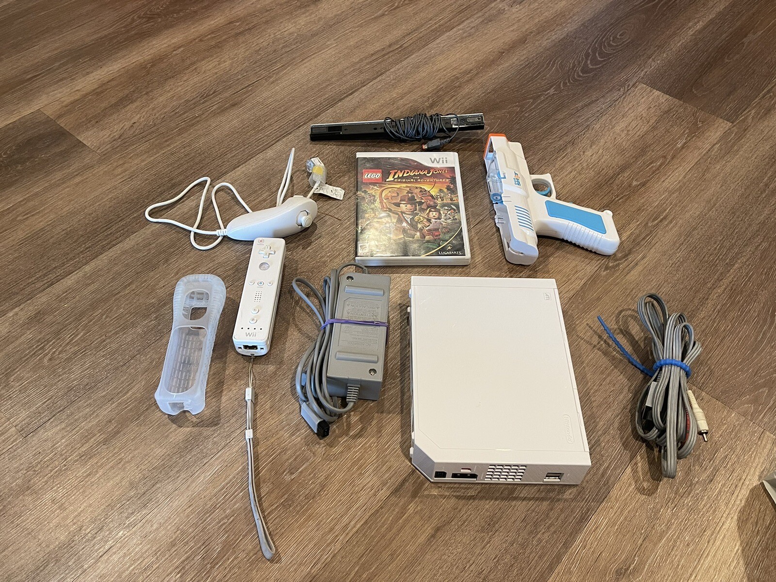 Nintendo Wii Console Bundle  Power Cord Remote Sensor RVL-001 White  Game TESTED