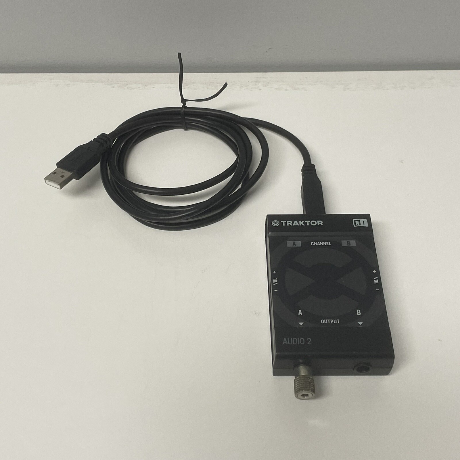 NATIVE INSTRUMENTS TRAKTOR AUDIO 2 HW DJ Interface with Cord Adapter