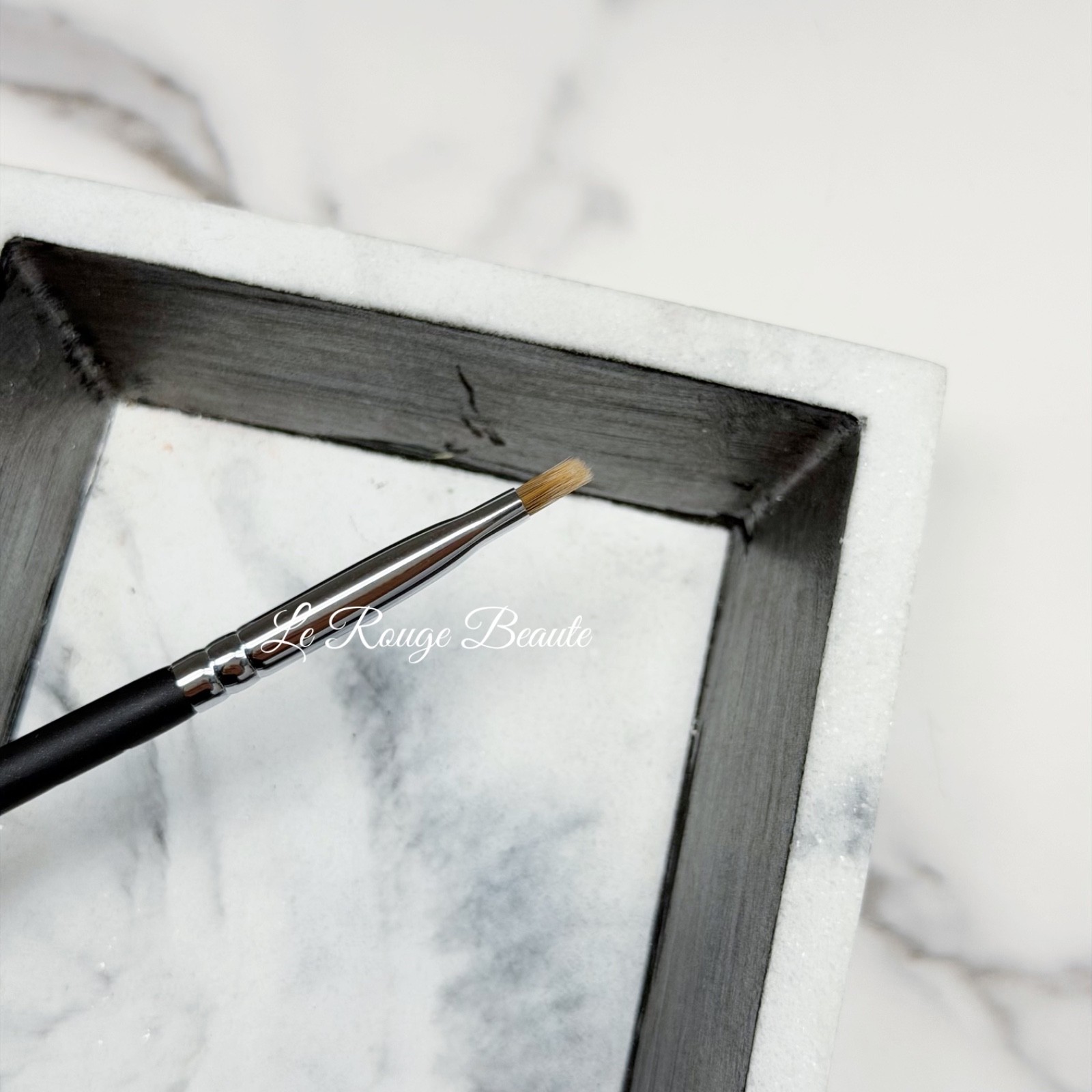 MAC 208 Small Angled Eyebrow Definer Brush