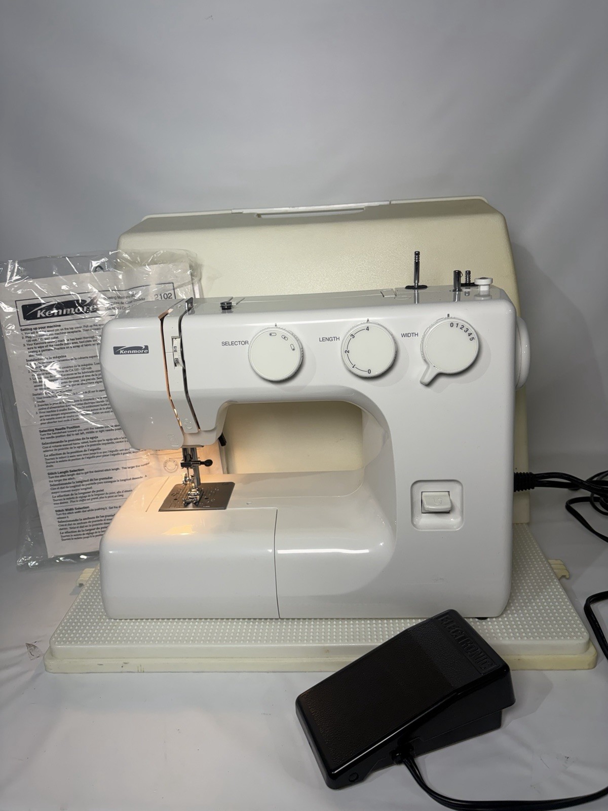 Kenmore /Janome Sewing Machine 385 1210-2990 W/Pedal, Hard Case, Manual, Works