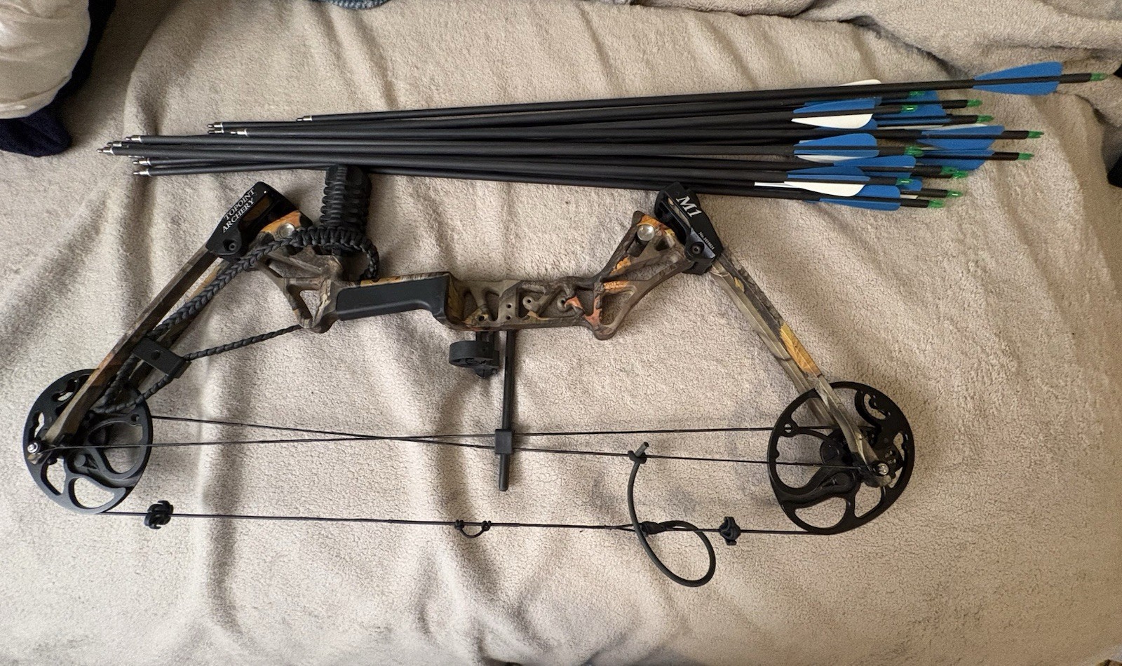 Topoint Archery M1 Compound Bow Camo Right Hand Bow Hunting w/ Arrows