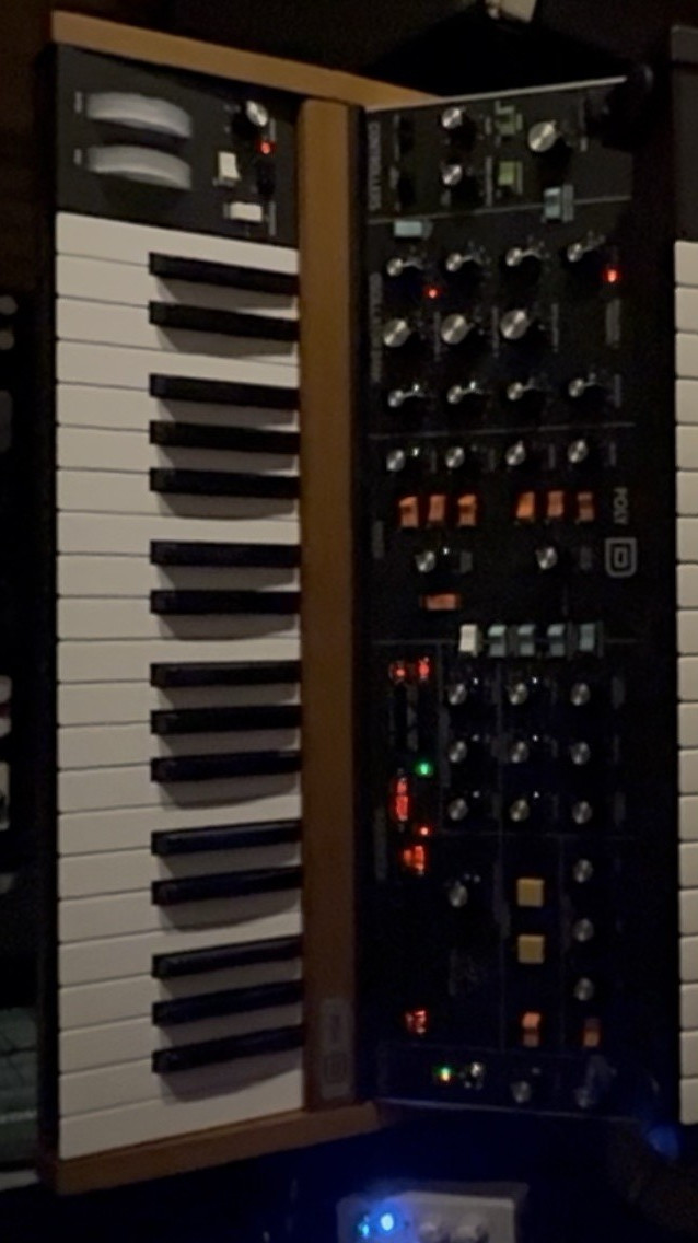 Behringer Poly D 37-Key Keyboard Synthesizer w/ Pitch & Mod Wheels