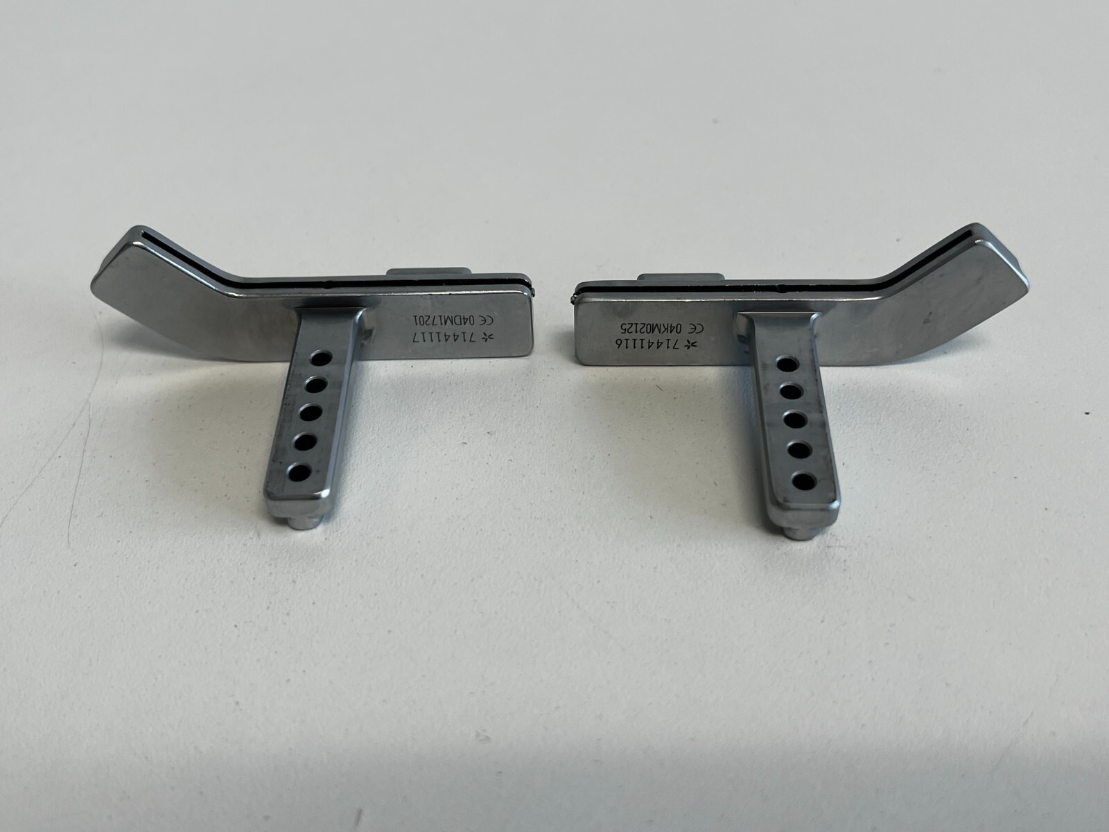 LL8: Lot of 2 Anterior Cutting Guide 7144117 (Right) & 7144116 (Left)