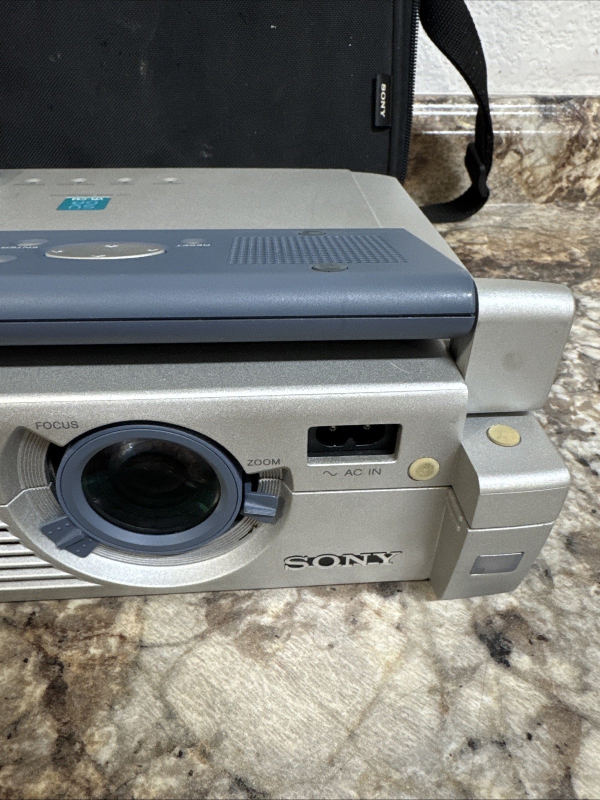 Sony VPL-CS4 LCD Data Projector With Power Cable Remote And Carry Case