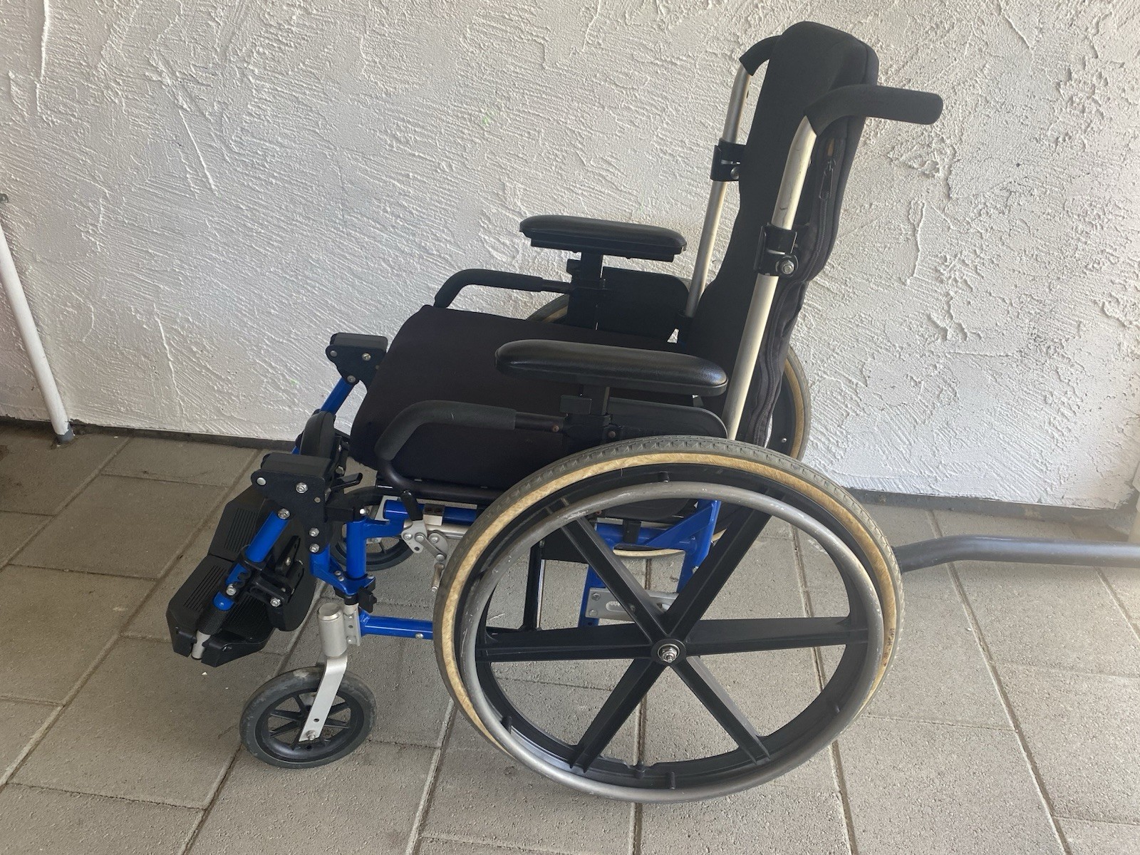 Quickie 2 wheelchair manual folding wheelchair 16”x19”x22”