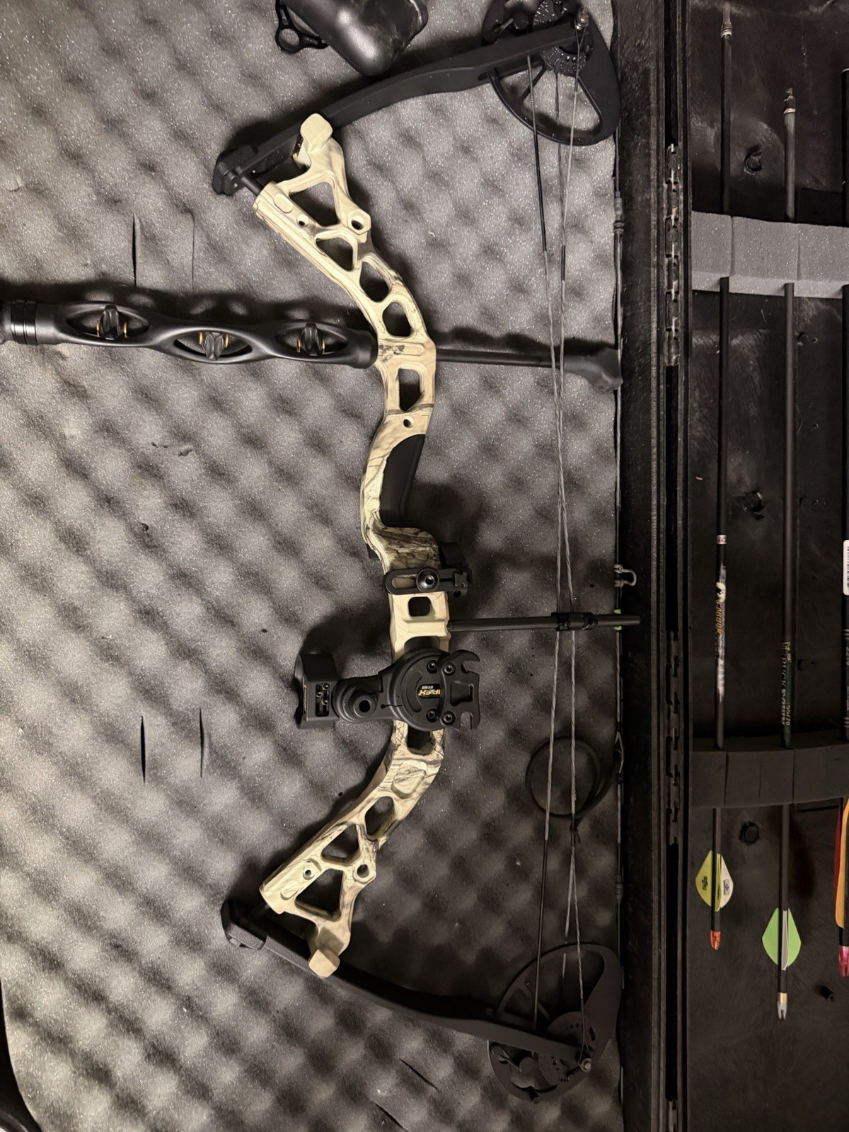 Diamond Compound Bow Black/Tan w/ Octane Quiver & 3-Pin Sight