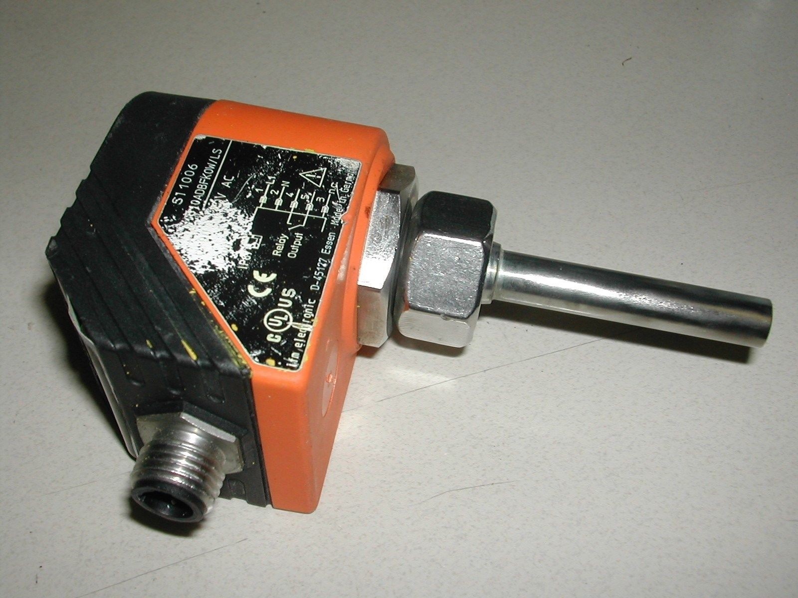 IFM ELECTRONIC ADJUSTABLE FLOW METER SENSOR SI1006 USED I7