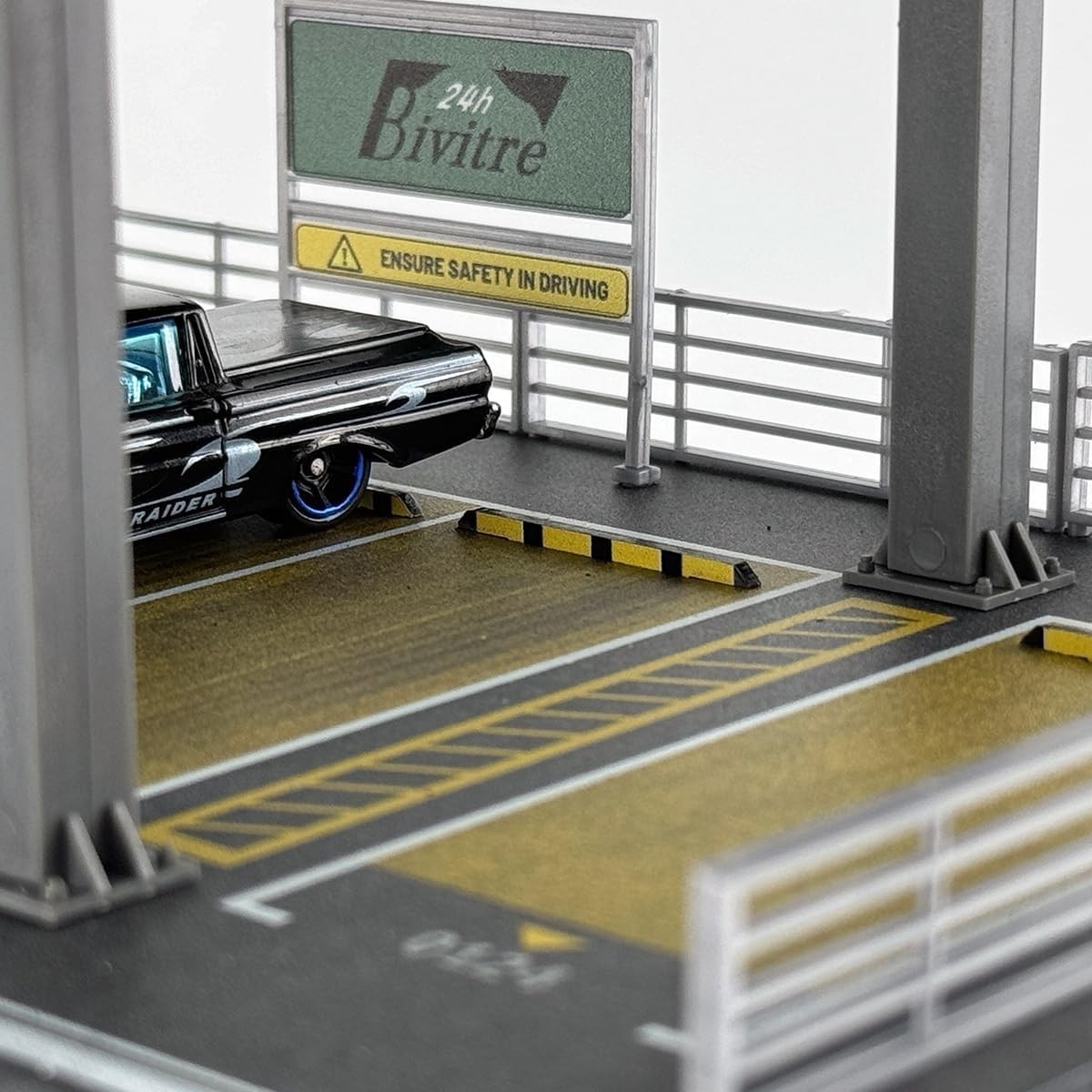 Space Saving 1/64 Scale Car Display Case with Horizontal Railing and Stoppers