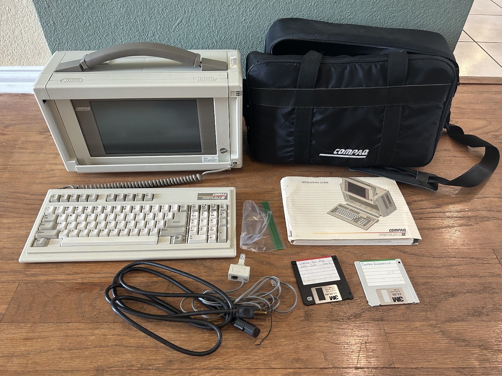 Compaq Portable III w/ Manual & Case - Powers on but Keyboard & Screen Broken