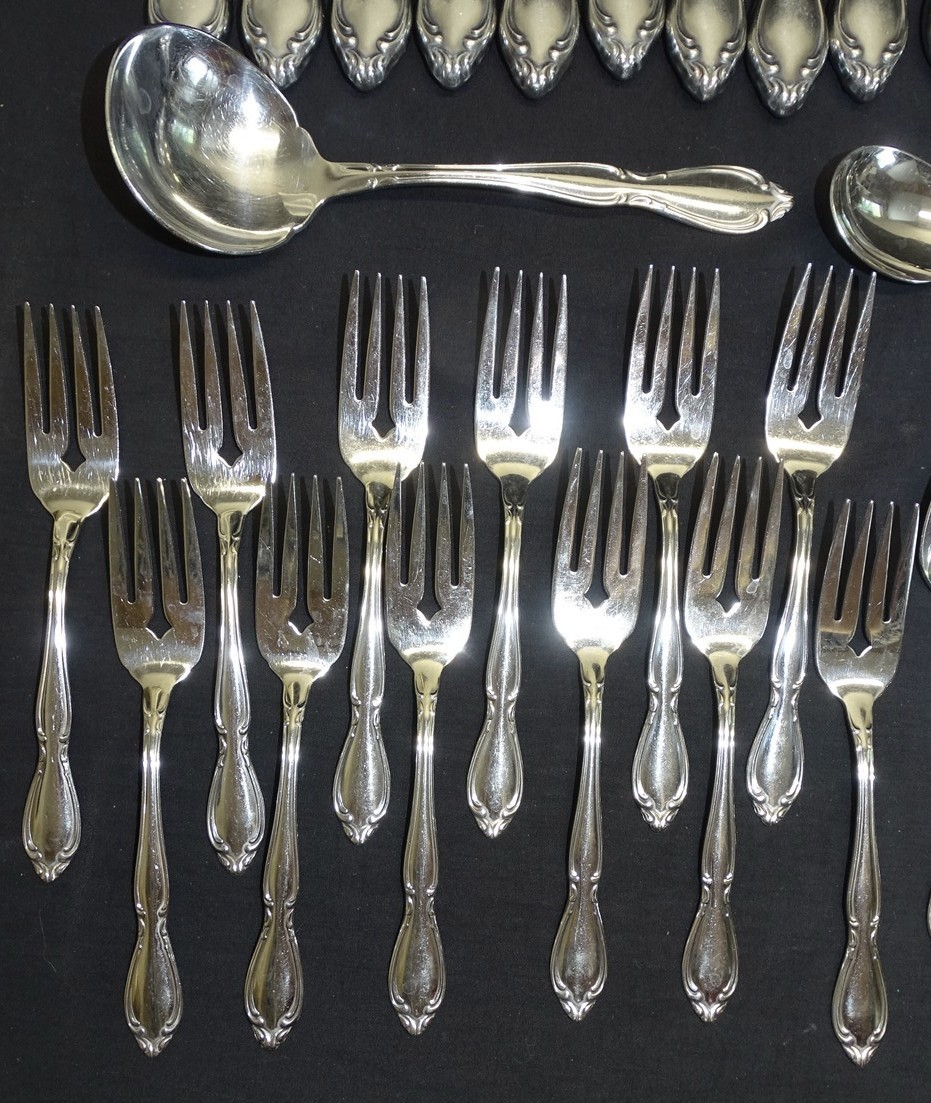 Oneida Ltd. Strathmore 64pc Set Stainless Flatware Deluxe