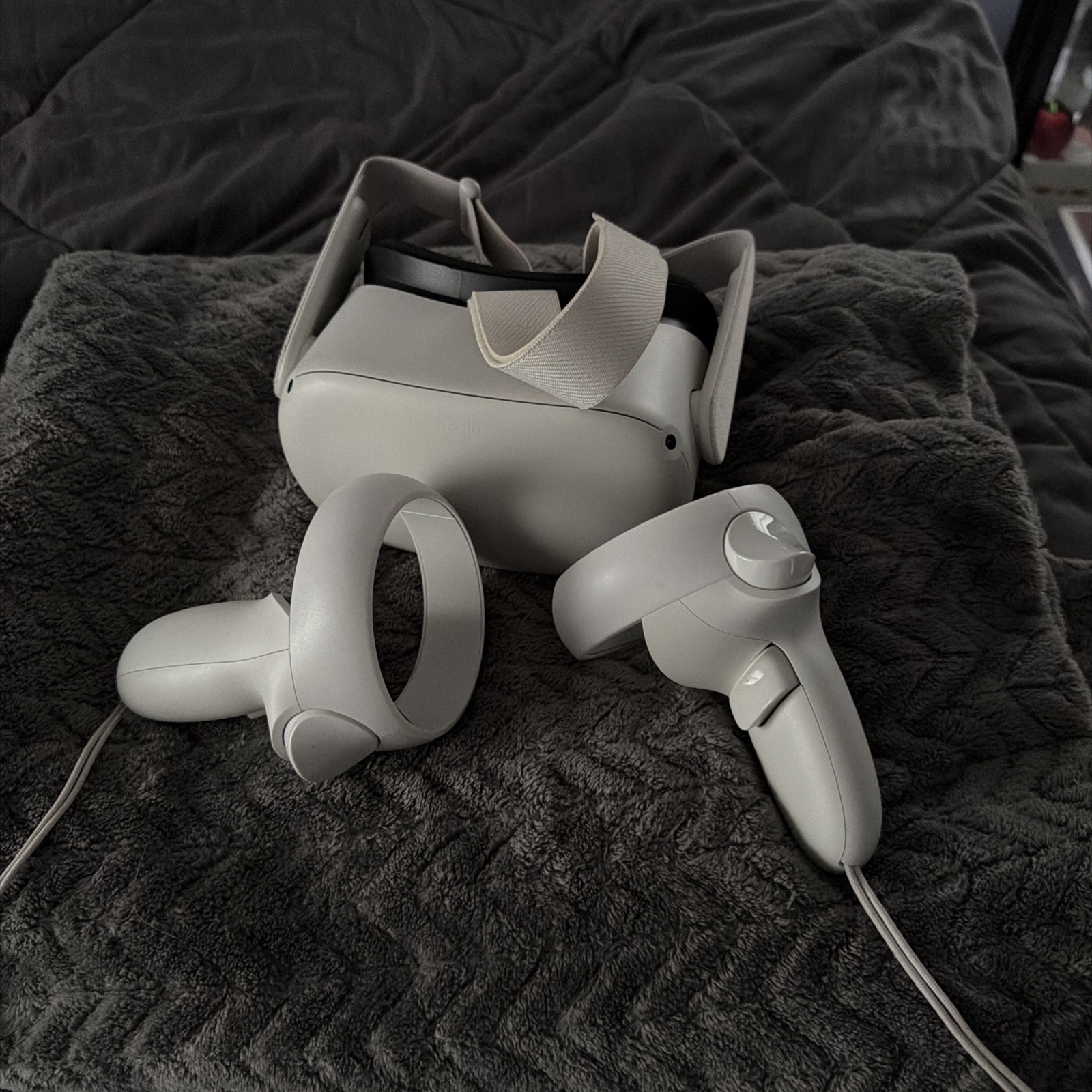 Oculus Quest 2 Virtual Reality Headset with Controllers & charger working good