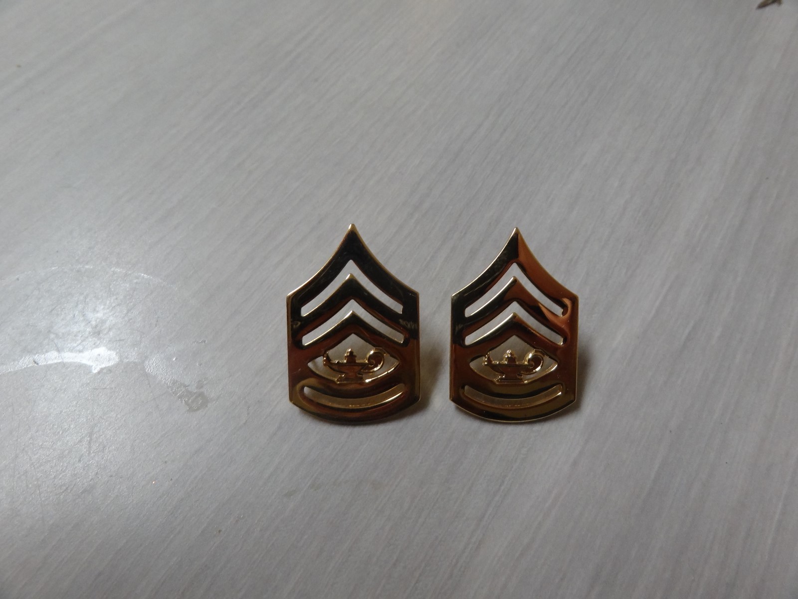US MILITARY INSIGNIA SET OF 2 MARINE CORPS SERGEANT FIRST CLASS RANK JROTC GOLD