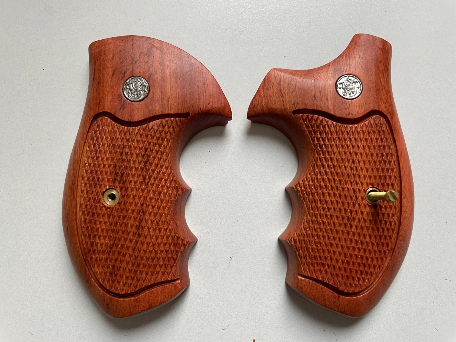 Decorative Checker wood Grips for S&W, K/L ROUND BUTT 686; Close back; Checker