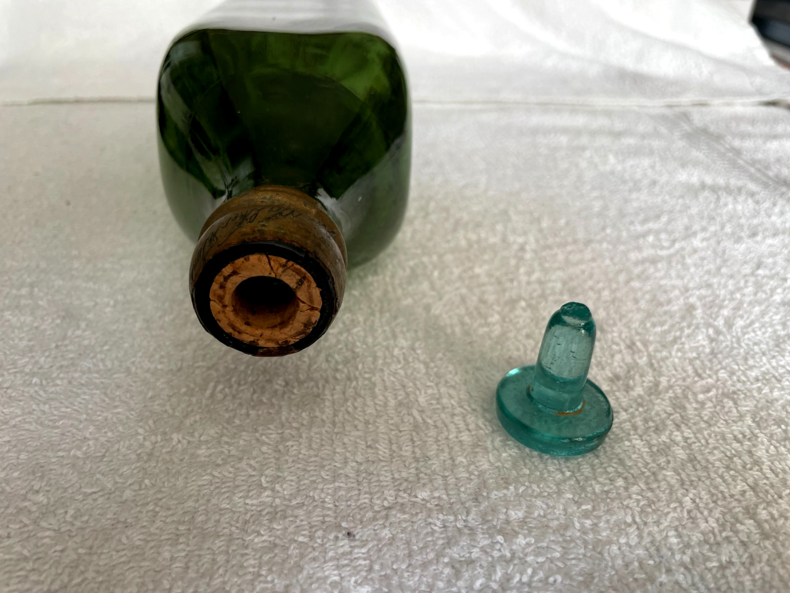 JOHN WALKERS KILMARNOCK WHISKEY 2635 DARK GREEN SQUARE 10 1/4" GLASS BOTTLE