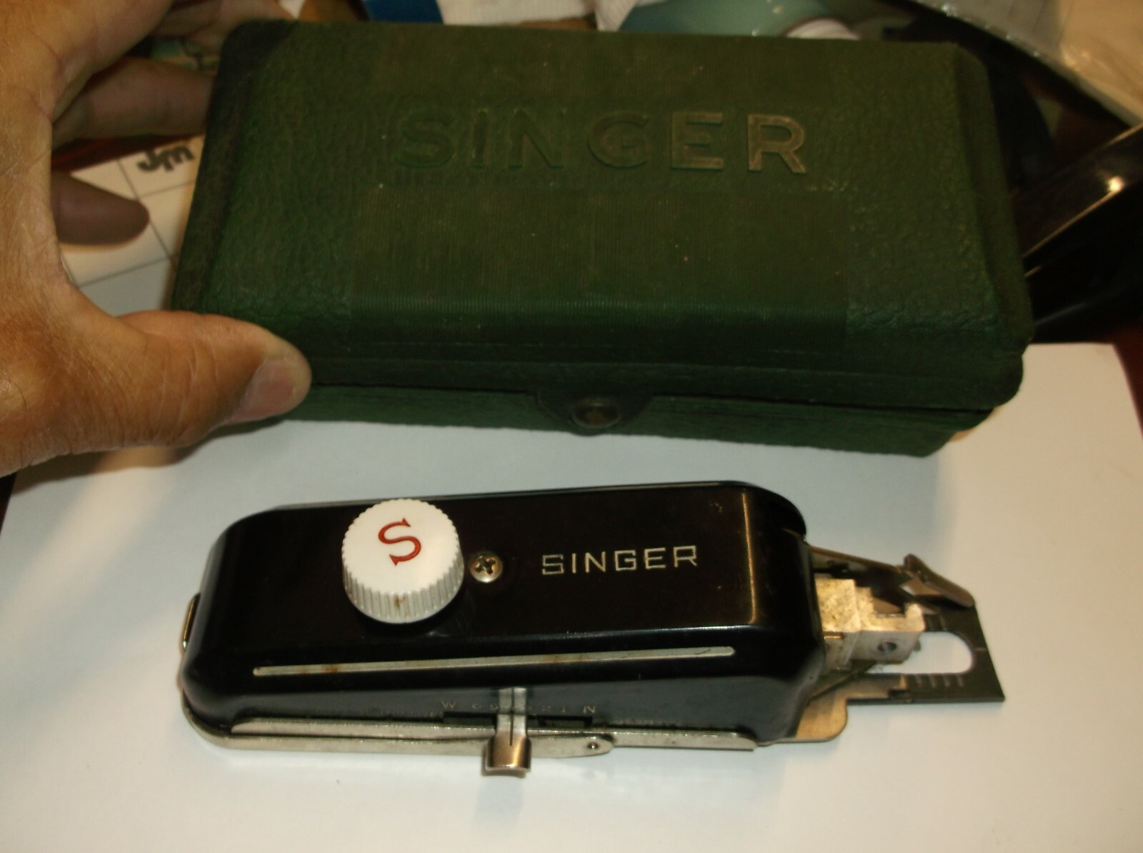 C4    Singer Sewing Machine Attachment Buttonholer #160506 Templates / Case
