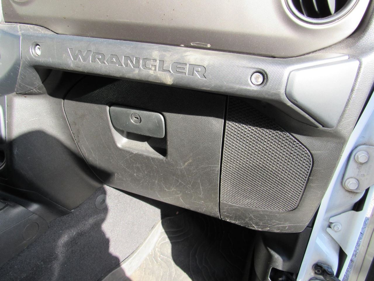 TJ        2019 Glove Box 1031423