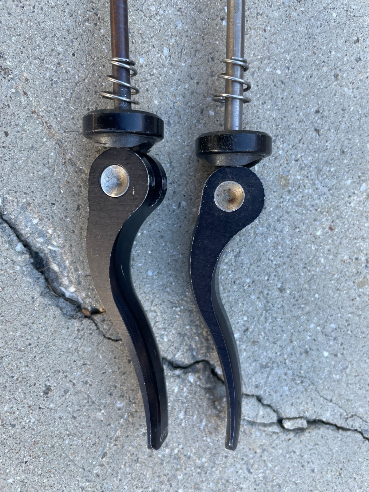 Vintage Salsa flip-off No Logo QR Skewer set - F&R - Black Anodized 100/135