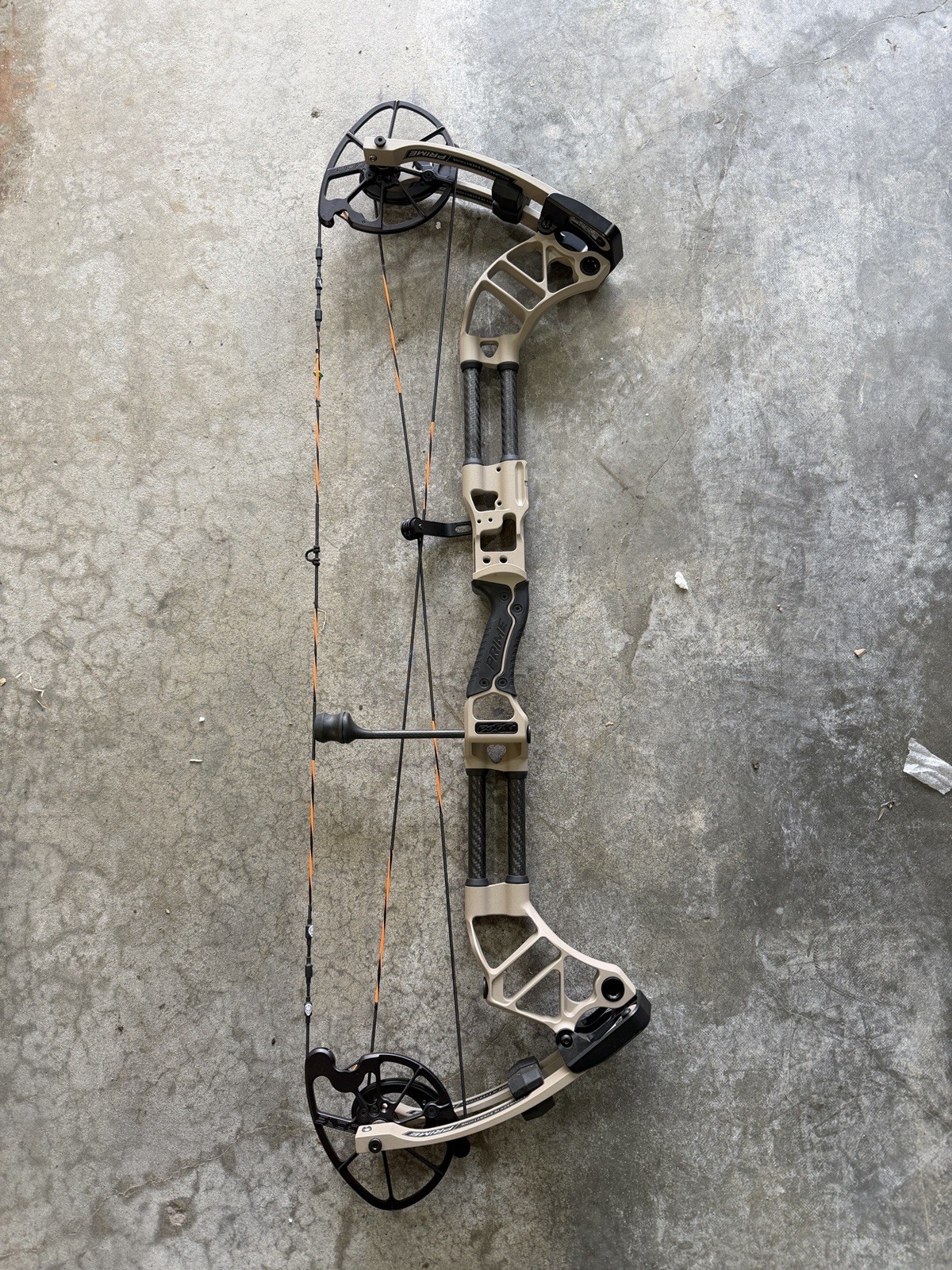 Prime Form 34 Compound Bow Left Hand 70lb 30in with 1 dozen new Nexxus arrows