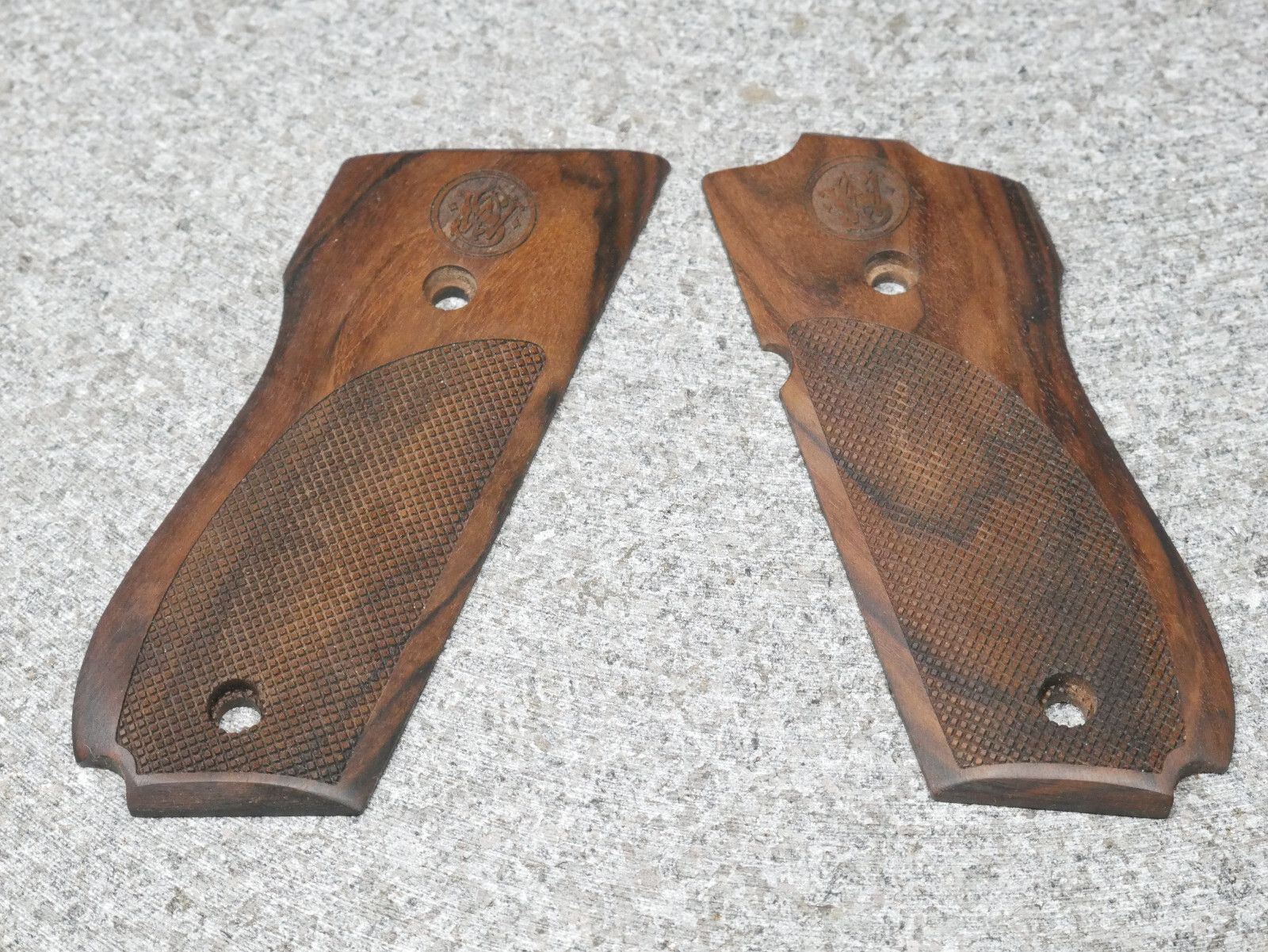 SMITH & WESSON S&W MODEL 39, 52, 439, 539, 639, 9mm WALNUT WOOD GRIPS OIL FINISH