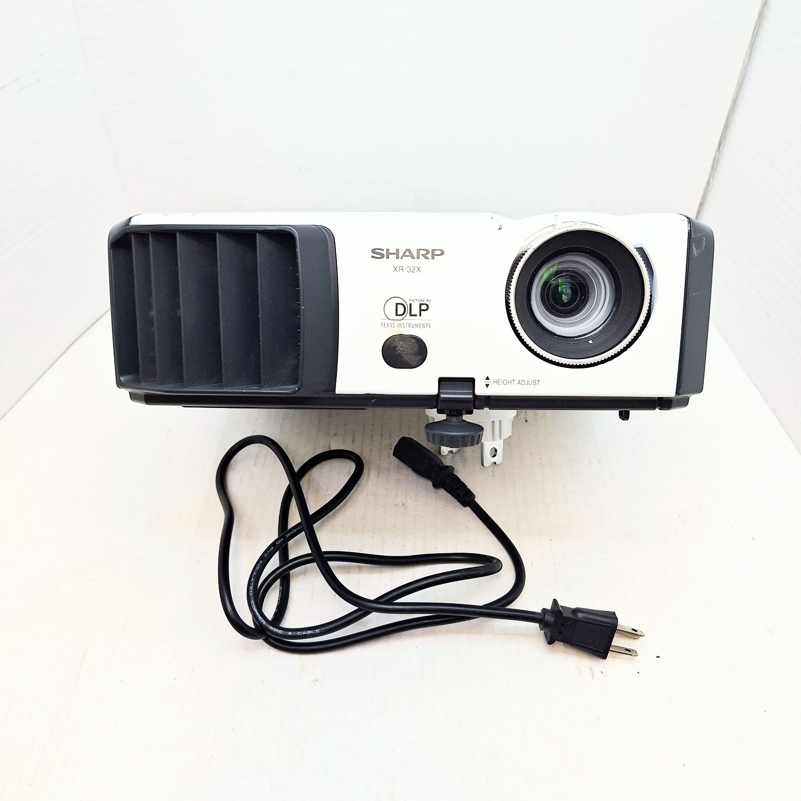 Sharp Notevision XR-32X DLP Multi-Media 2500 Lumens Projector W/ Ceiling Plug