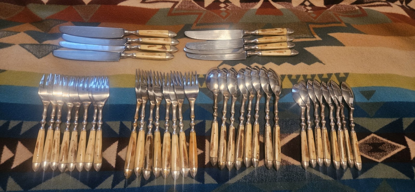 ORVIS 40 Pc Bone Handle Flatware Set