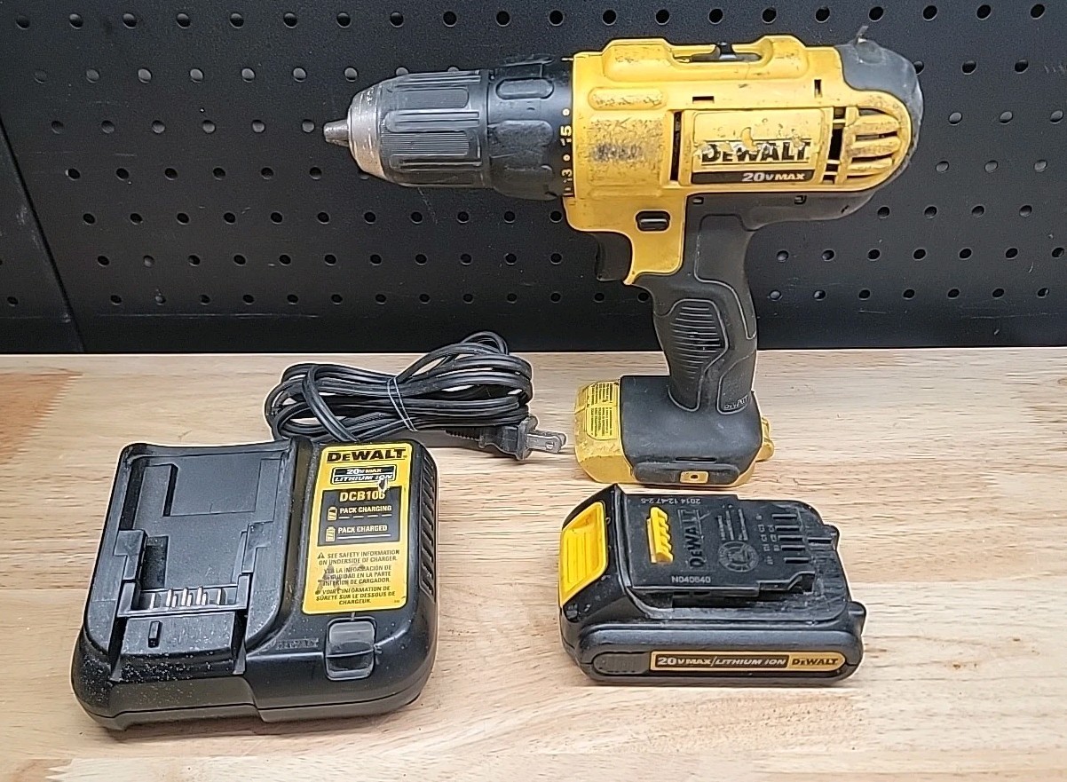 DeWalt DCD771 20V 1/2" (13mm) Cordless Drill Driver W/BATTERY & CHARGER TESTED!
