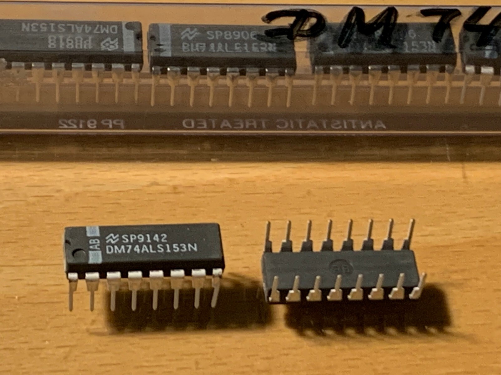DM74ALS153N - NATIONAL IC - DATA SELECTOR/MULTIPLEXER, 16 pins DIP