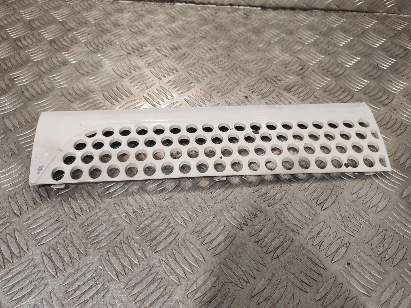 2014 MERCEDES ACTROS 2545 LS MP4 TRUCK LOWER LEFT SIDE GRILL PANEL A9608852584