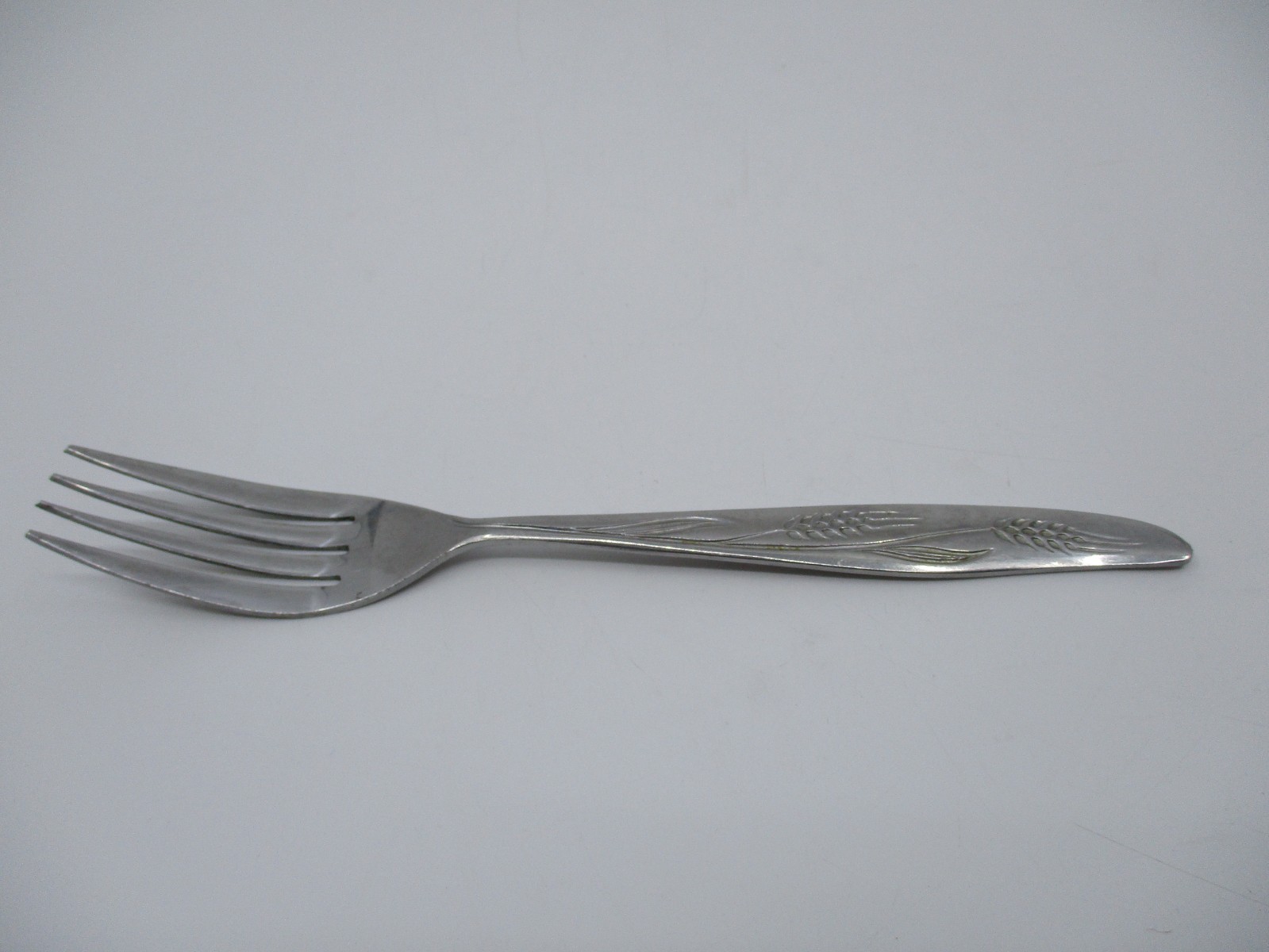CASTLECOURT STAINLESS WHEAT/ CCS7 - DINNER FORK -7 1/4" 05C