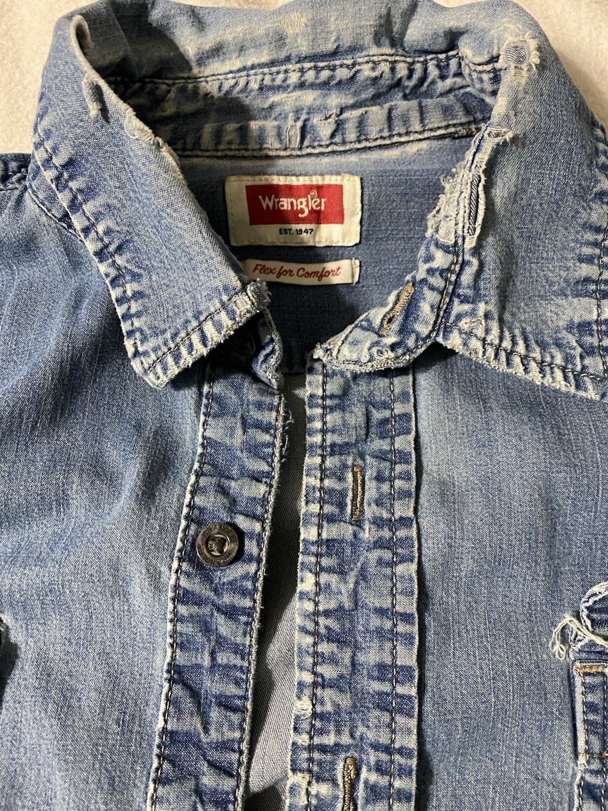Thrashed Wrangler Men’s Denim Work Shirt Size Large Button Up