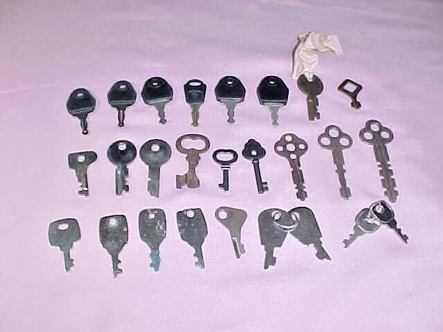 26 Misc Keys Luggage, Jewelry, Crafts
