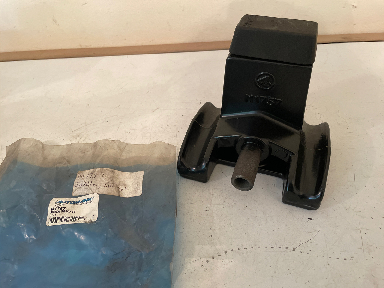 AUTOMANN FRONT SHOCK BRACKET SADDLE SPRING PETERBILT M1757 NEW