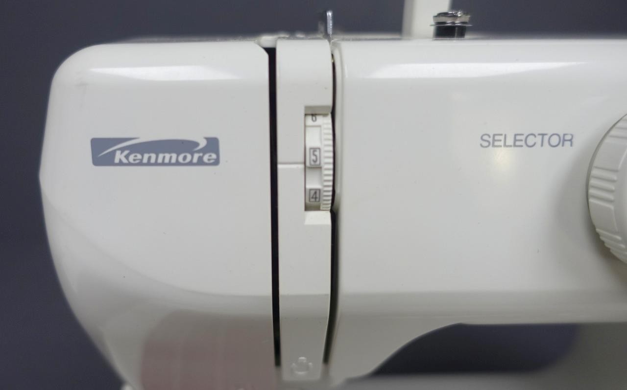 Kenmore 385.12102 Sewing Machine +Manual/Accessories/Case Tested