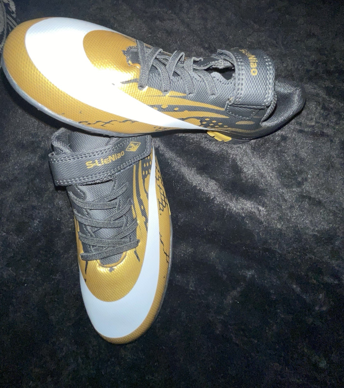 S Lieniao Soccer Shoes , Size EU 38, Black And Gold Brand New ,no Box