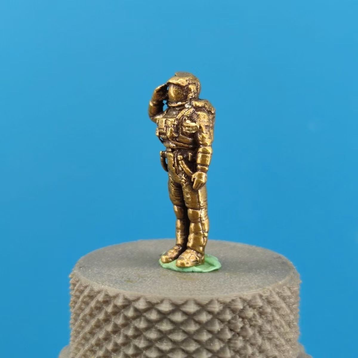 2pcs Mini Brass Saluting Astronaut Figurine, Tiny Spaceman Diorama Statue