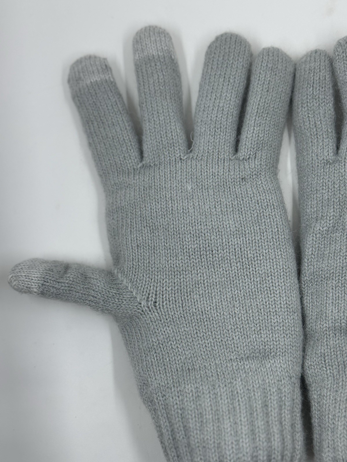 Sonoma Womens Gloves Light Gray Knit Touch Screen Tips Textured Outer Pattern