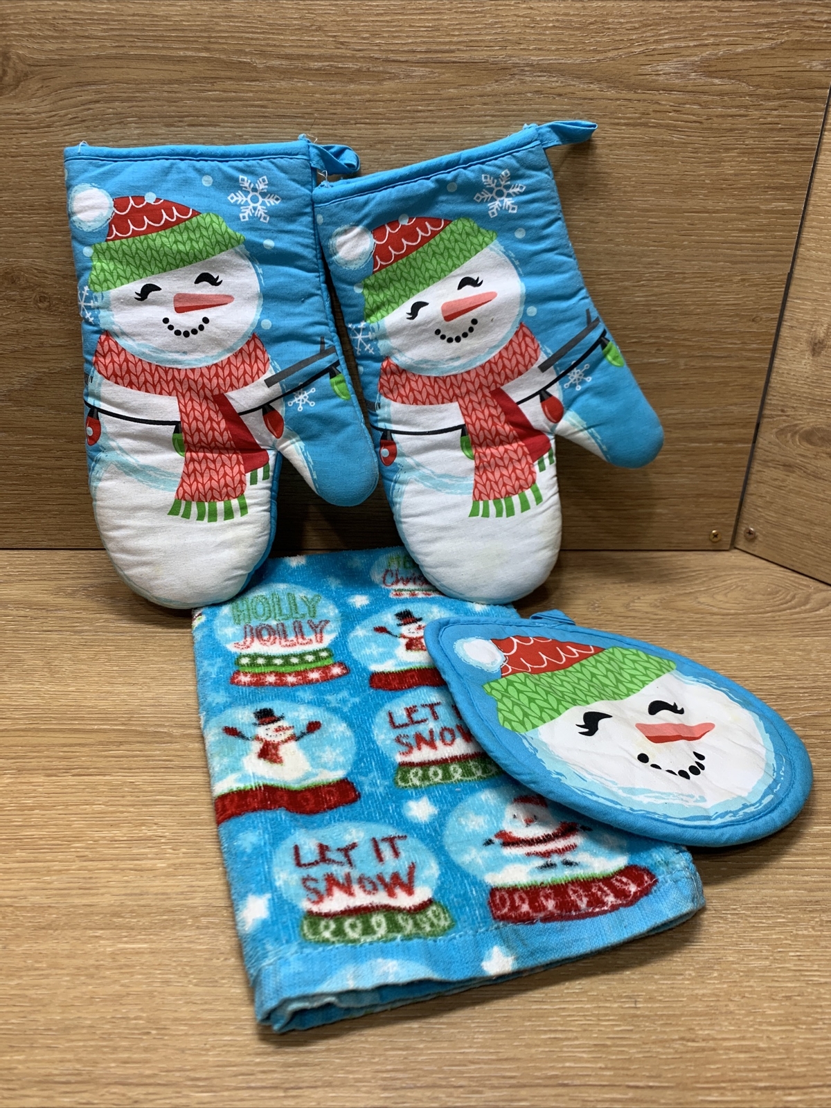 Kitchen Towel And Hot Pads Set Let it Snow - Snowman Holiday Time 4 Piece Set