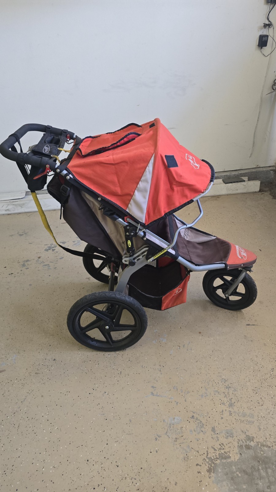 BOB Revolution Jogging Stroller Pre-2011 Model Storage 10 Years Good Condition