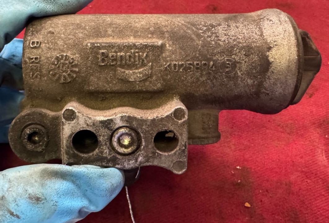OEM Bendix Air Compressor Governor K025894 OFF 06 VOLVO