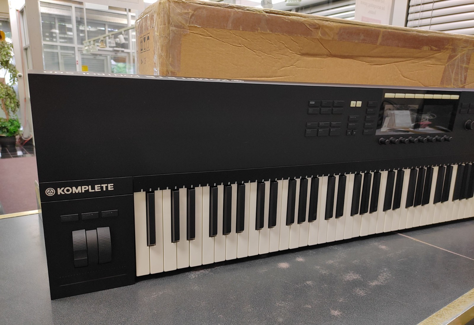 Native Instruments Komplete Kontrol S88 MK2 88-Key Weighted MIDI Controller