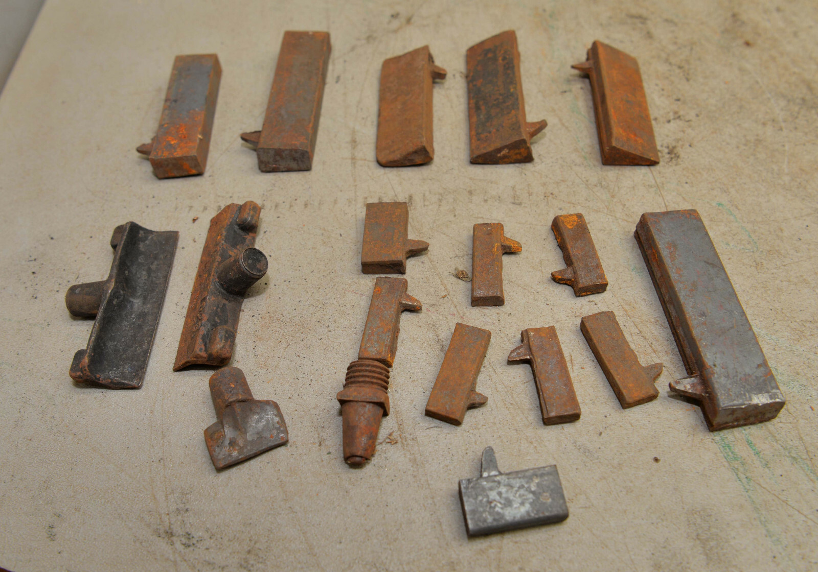 18 Calks antique horse logging tool collectible toe shoe caulk ice snow early
