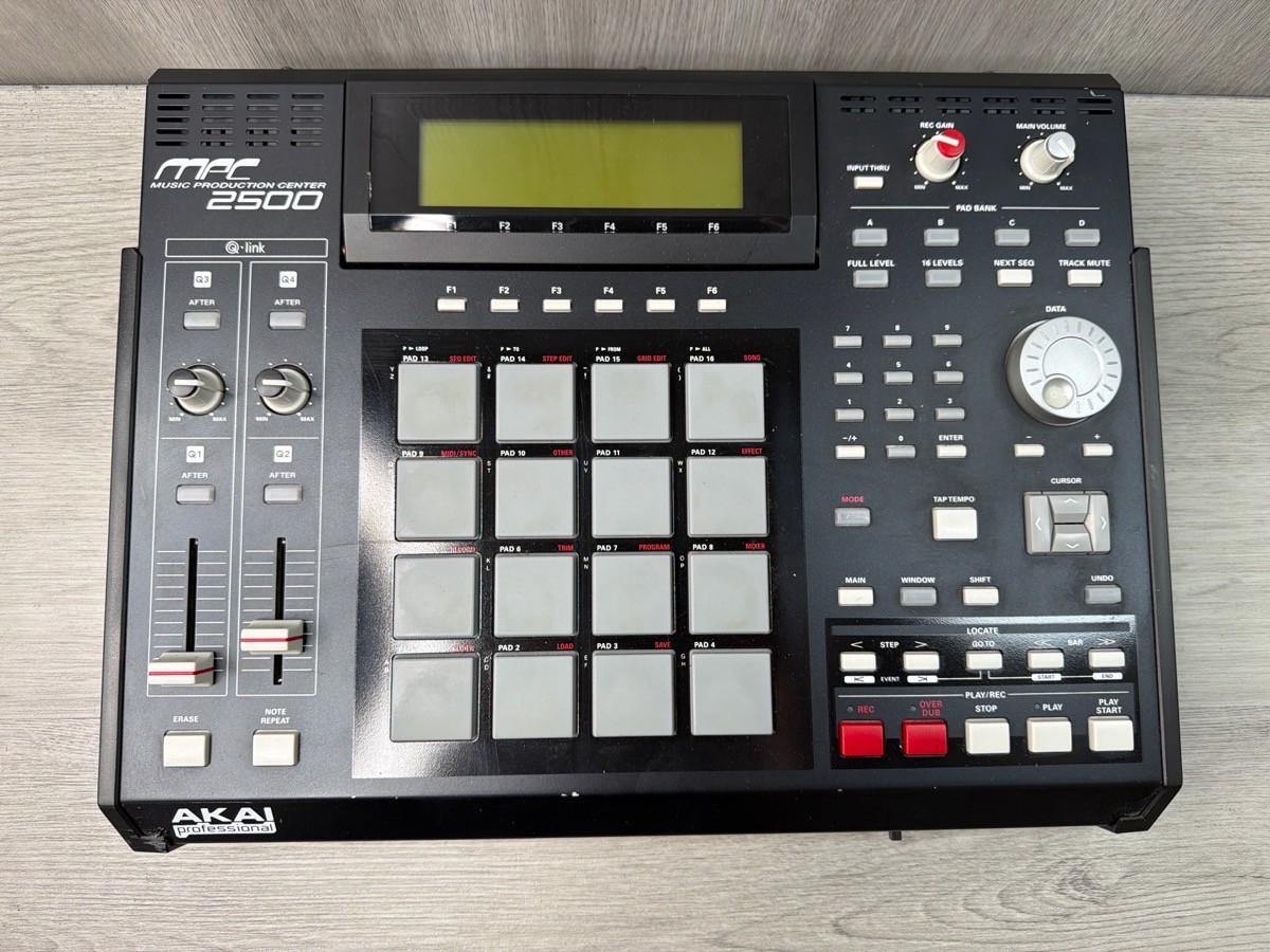 Akai MPC2500 Music Production Center Sampler (A1D032408)