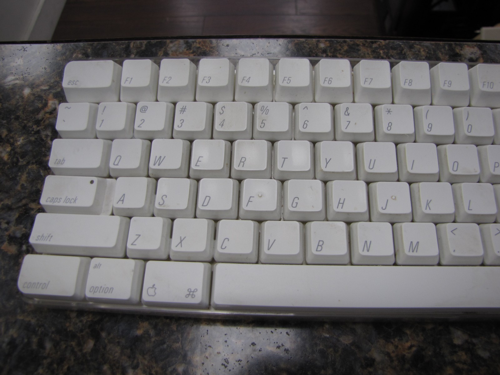 Vintage Apple A1016 Wireless Keyboard & Apple A1197 Mouse - White