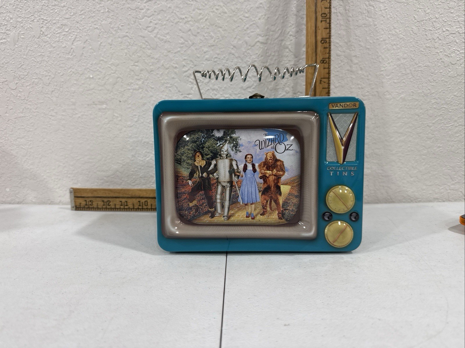 Vandor Collectible Tin The Wizard of OZ LunchBox TV Movie Story Memories Garland