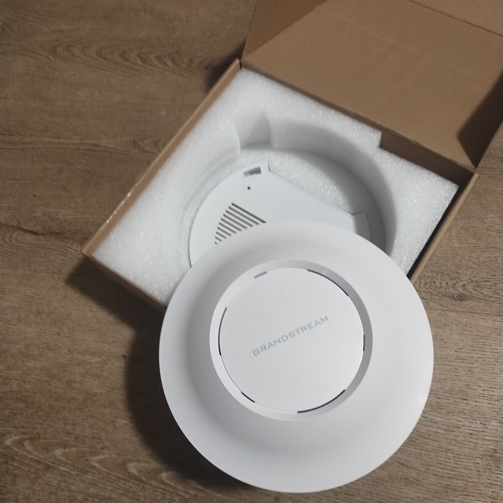 Grandstream GWN7630 White Wall-Mountable Wireless Access Point